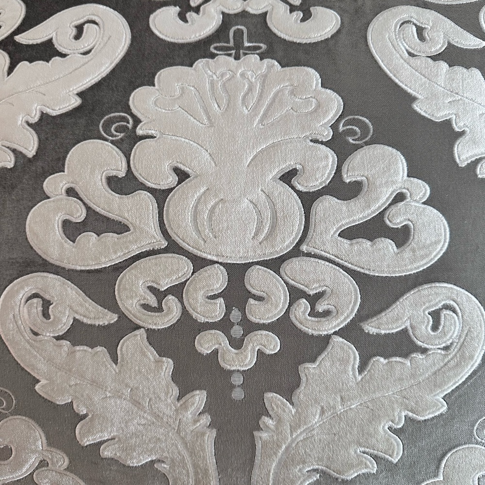 🦋1/2OFF🦋silver and ivory embroidered velvet accent pillow.22x22. Inc down insert - Picture 8 of 10